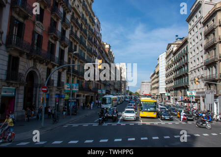 Barcelona, Spanien - 26. Juli 2017 - beschäftigte Straße mit Überqueren der Straße Stockfoto