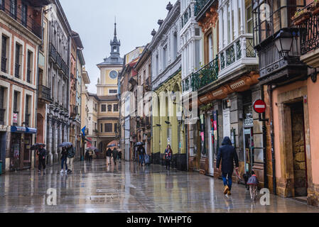 Die Gebäude in der Calle Cimadevilla - eine Straße in Oviedo in Asturien in Spanien, mit Turm des Rathauses Gebäude Stockfoto