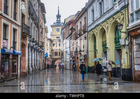 Die Gebäude in der Calle Cimadevilla - eine Straße in Oviedo in Asturien in Spanien, mit Turm des Rathauses Gebäude Stockfoto