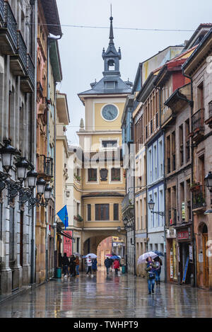 Die Gebäude in der Calle Cimadevilla - eine Straße in Oviedo in Asturien in Spanien, mit Turm des Rathauses Gebäude Stockfoto