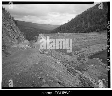 Einstellung der vorderen GESICHT UND HOCHWASSERENTLASTUNG, Blick nach Norden (Control Haus auf Kamm von Dam, Zentrum Hintergrund) - tieton Dam, südlich und östlich der State Highway 12, Naches, Yakima County, WA, Weymouth, Frank; Crowe, Frank; Maul, David, Sender Stockfoto