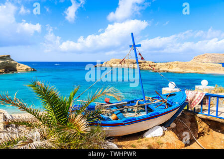Fischerboot am Strand im Ort Lefkos an der Küste der Insel Karpathos, Griechenland. Stockfoto