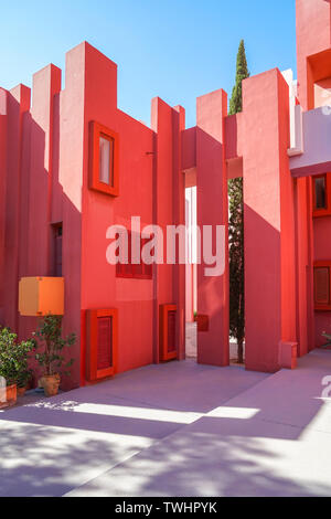 Calpe, Spanien, 17. Juni, 2019: Mauern der Roten Wand Gebäude. La Muralla Roja Gebäude in Calpe, Spanien Stockfoto