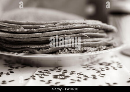 Seitenansicht des köstlichen hausgemachten Pfannkuchen am Stack auf einer Platte angeordnet am frühen Morgen Bio Bio inredients - sepia getonten Bild Stockfoto