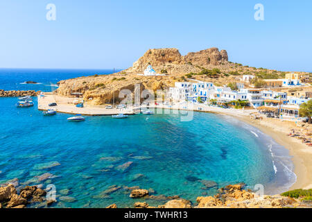 Wunderschöne Bucht mit in Finiki Dorf an der Küste der Insel Karpathos, Griechenland Stockfoto