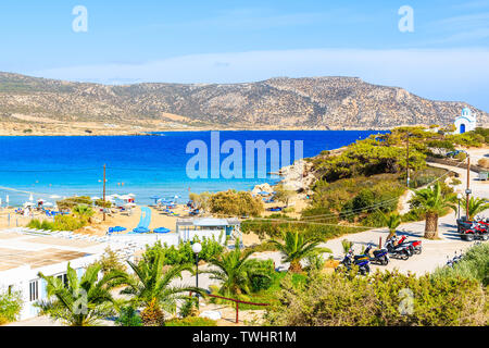 Herrliche Bucht mit Strand in Ammopi Dorf am Meer Küste der Insel Karpathos, Griechenland Stockfoto