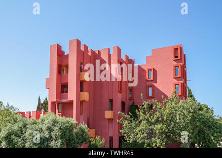 Calpe, Spanien, 17. Juni, 2019: Mauern der Roten Wand Gebäude. La Muralla Roja Gebäude in Calpe, Spanien Stockfoto