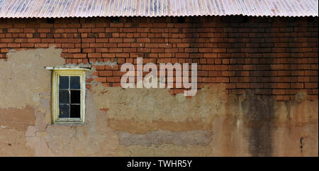 Alte Clay Brick Warehouse Wand mit Fenster Stockfoto