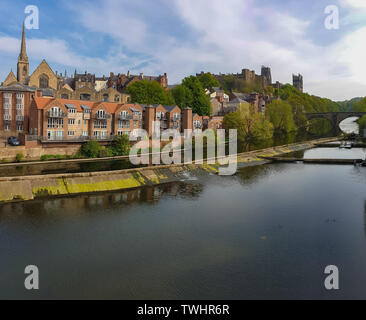 Traditionelle Gebäude entlang der Ufer des Flusses in Durham, Großbritannien Verschleiß Stockfoto