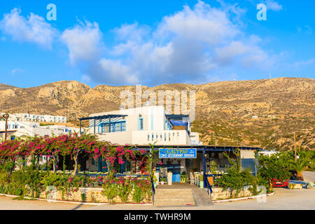 KARPATHOS, Griechenland - 30.September 2018: Typisch griechische Taverne im Dorf Ammopi bei Sonnenaufgang. Griechische Inseln sind bekannt für gute Küche und Po Stockfoto