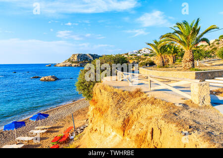 Blick auf den wunderschönen Strand und die Uferpromenade in Ammopi Dorf bei Sonnenaufgang auf der Insel Karpathos, Griechenland Stockfoto