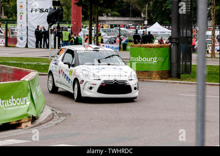 Straßburg, Frankreich - Okt 3, 2013: Nicolas Braunstein Frankreichs konkurrieren in den Citroen DS3 R1 Während der Super Special Stage 1 der WRC-Frankreich Stockfoto