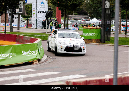 Straßburg, Frankreich - Okt 3, 2013: Frederic Hauswald Frankreichs konkurrieren in den Citroen DS3 R1 Während der Super Special Stage 1 der WRC-Frankreich Stockfoto