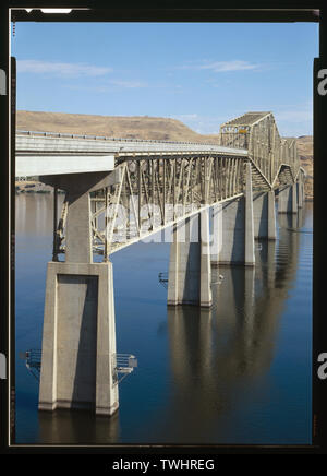 Scharfe SCHRÄGE PERSPEKTIVE VON DECK UND ANSATZ UMFASST ZUSAMMEN MIT PRINZIP CANTILEVER SPAN - Snake River Brücke an Lyons Ferry, der State Route 261 spanning Snake River, Starbuck, Columbia County, WA Stockfoto