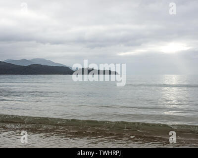 Welle der klares Wasser, etwa in der Dämmerung zu brechen,, im Herbst, Lee Bay, Rakiura Stewart Island, Neuseeland Stockfoto