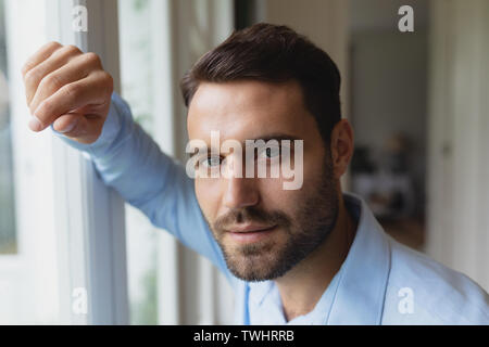 Mann, von der Kamera in ein gemütliches Heim Stockfoto