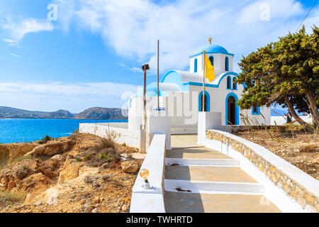 Schritte zum traditionellen weißen Kirche in Finiki port, Karpathos, Griechenland Stockfoto