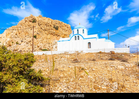 Traditionelle weiße Kirche in Finiki port, Karpathos, Griechenland Stockfoto