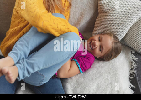 Mutter und Tochter Spaß auf dem Sofa Stockfoto