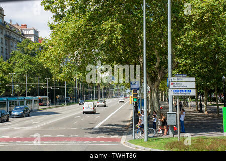 Barcelona, Spanien - 27. Juli 2017 - beschäftigte Straße mit Überqueren der Straße Stockfoto