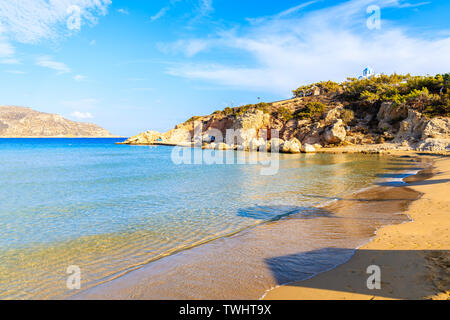 Herrliche Bucht mit Strand in Ammopi Dorf am Meer Küste der Insel Karpathos, Griechenland Stockfoto