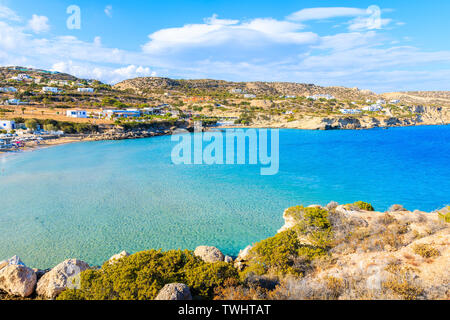 Herrliche Bucht mit Strand in Ammopi Dorf am Meer Küste der Insel Karpathos, Griechenland Stockfoto