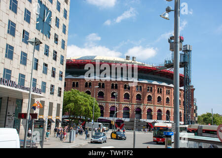 Barcelona, Spanien - 25. Juli 2017 - Long Street mit Beiträge in die uknown Stockfoto