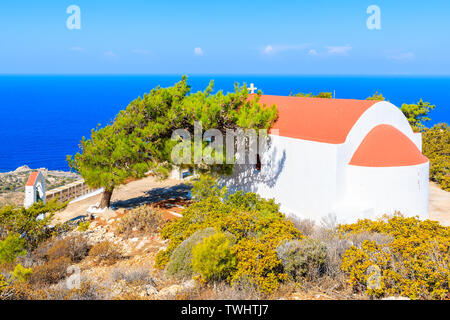 Kleine griechische Kirche auf das schöne Meer Küste in der Nähe von MESOCHORI Dorf auf der Insel Karpathos, Griechenland Stockfoto