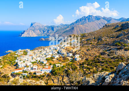 Weiße Häuser von mesochori Dorf im Gebirge, am Meer Küste der Insel Karpathos, Griechenland Stockfoto