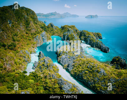 Palawan, Philippinen Antenne drone Blick auf die türkisfarbene Lagune und Kalkfelsen. El Nido Marine Reserve Park Stockfoto