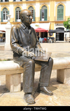 Bronzestatue von Pablo Picasso, sitzen auf einer Bank, an der Plaza de la Merced, neben seinem alten Haus der Familie, in Malaga, Spanien, Europa Stockfoto