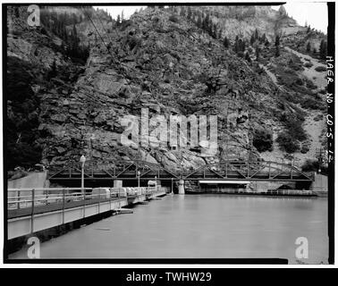 SHOSHONE EINLASS DAMM, mit Blick nach Nordwesten. Gehweg über DAMM AUF DER LINKEN; GATE HOUSE zu entweichen, TUNNEL UNTER OSTEN BRIDGE SPAN; HEBEZEUG HAUS OBEN MITTE; TRAFO UND SCHALTER RACK an der rechten Kante des Fotos. - Shoshone Wasserkraftwerk Komplex, 60111 U.S. Highway 6, Glenwood Springs, Garfield County, CO Stockfoto