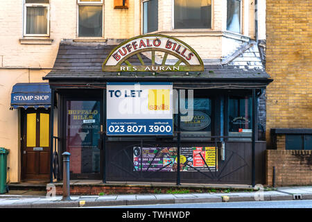 Vor kurzem geschlossen Restaurant 'Buffalo Bills" mit "Zu vermieten" Schild neben dem ehemaligen Haupteingang in Southampton, England, Großbritannien Stockfoto