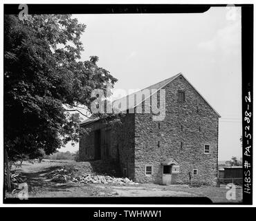 Seiten- und Rückansicht. Hinweis TÜR HAUBE UND LÜFTER SCHLITZE AN DER SEITE ELEVATION - Scheune (1790), der State Route 212 (Springfield Township), Springtown, Bucks County, PA; Dornbusch, Charles H, Fotograf Stockfoto