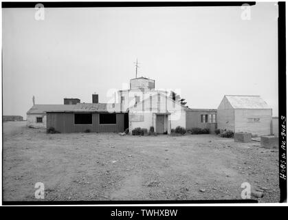 Seite Eingang, Blick nach Westen - Naval Operating Base Dutch Harbor und Fort Mears, Air Operations, Administration Building, Unalaska, Aleuten, AK Stockfoto