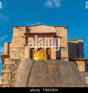 Platz Foto der Inca sun Tempel oder Sonnentempel Coricancha in Cusco City während der Inti Raymi, daher der Sonnenscheibe. Berühmt für seine inca Mauerwerk, Cusco, Peru. Stockfoto