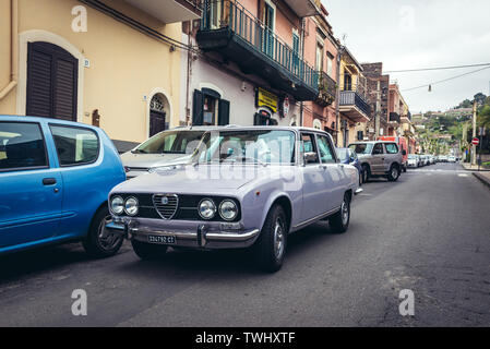 Alfa Romeo 1750 Berlina Auto in Aci Castello Gemeinde in der Stadt Catania auf Sizilien Insel in Italien Stockfoto
