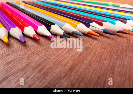 Eine übersichtliche Farbstift auf dem Tisch. Stockfoto