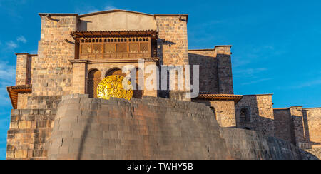 Panorama Foto der Inca sun Tempel oder Sonnentempel Coricancha in Cusco City während der Inti Raymi, daher der Sonnenscheibe. Berühmten Inka wand Mauerwerk, Cusco, Peru. Stockfoto