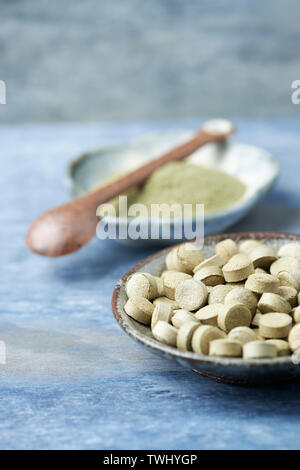 Bio Green GERSTENGRAS Tabletten und Pulver. Konzept für eine gesunde Nahrungsergänzung. Stockfoto