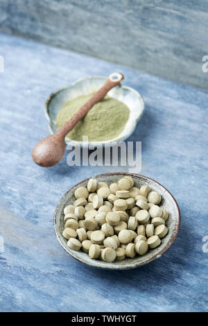 Bio Green GERSTENGRAS Tabletten und Pulver. Konzept für eine gesunde Nahrungsergänzung. Stockfoto