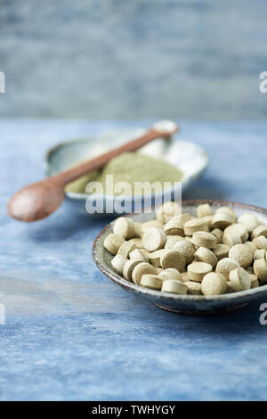 Bio Green GERSTENGRAS Tabletten und Pulver. Konzept für eine gesunde Nahrungsergänzung. Stockfoto