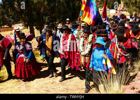 Bolivien Juni 2019 20: bolivianische Präsident Evo Morales Ayma (Mitte) führt eine internationale Wanderung entlang eines Abschnitts der Qhapaq Ñan Inca Road in der Nähe von desaguadero. Die Veranstaltung wurde vom Ministerium für Kultur & Tourismus organisierten Tourismus zu fördern und Boliviens indigene Kulturen. Stockfoto