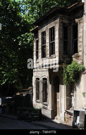 Traditionelle maroden osmanischen Gebäude in Istanbul Stockfoto