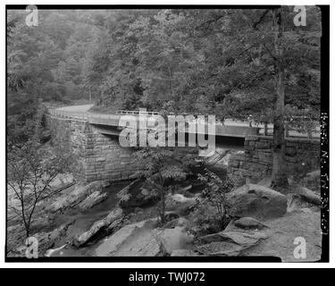 Waschbecken Brücke vom Parkplatz auf der Suche SW. - Great Smoky Mountains National Park Straßen und Brücken, Little River Road, zwischen Sugarland Besuchszentrum und Townsend Wye, Gatlinburg, Sevier County, TN; Büro der öffentlichen Straßen; Little River Lumber Company; Eakin, J Ross; Troitino und Braun; Gatlinburg Bauunternehmen; Harrison Bauunternehmen; F und E Bau; Blalock und Söhne; Lupyak, Edward, Feld team Projektleiter; Quint, Richard, Projektleiter; Croteau, Todd, Projektleiter; Great Smoky Mountains National Park, Sponsor; National Park Service Straßen und Parkway Programm, spo Stockfoto