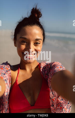 Junge Frau im Bikini stehen am Strand Stockfoto