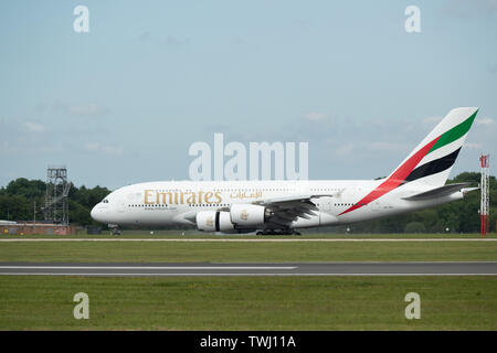 Eine Emirates Airways Airbus A380 die Taxis zum Terminal Gebäude an der Manchester International Airport in Wilmslow, Großbritannien am Mittwoch, den 19. Juni 20. Stockfoto