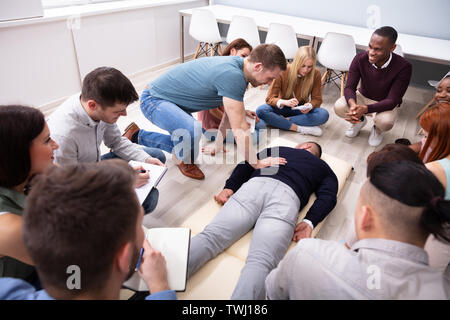Männliche Spezialist Durchführung Massage auf Mann während der Ausbildung Stockfoto