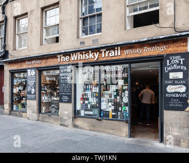 Eingang und Fassade des Whisky Trail, ein Geschäft mit einer Vielzahl von Scotch Whiskys in der Royal Mile/High Street in Edinburgh, Schottland. Stockfoto
