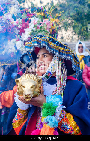 Choqueklka Festival Prozession. Frau mit Señor de Choqueklka Bild, Peruanischen Heiligen Tal der Inkas Stadt Ollantaytambo, Peru. Stockfoto